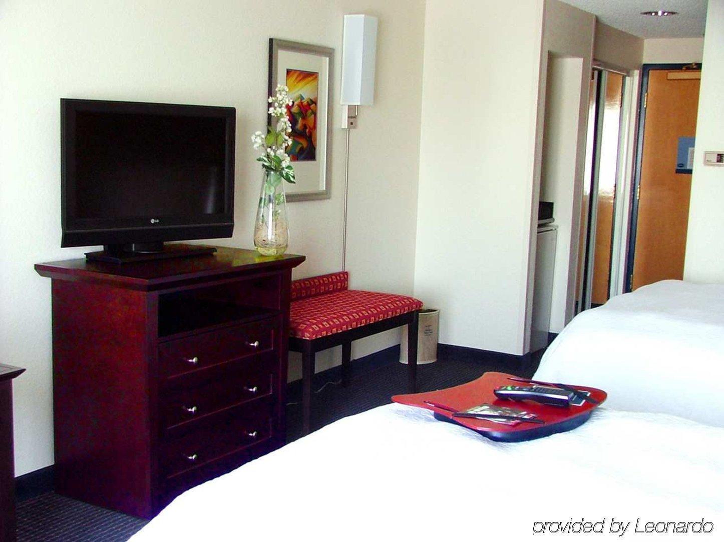 Hampton Inn & Suites Anaheim Garden Grove Room photo
