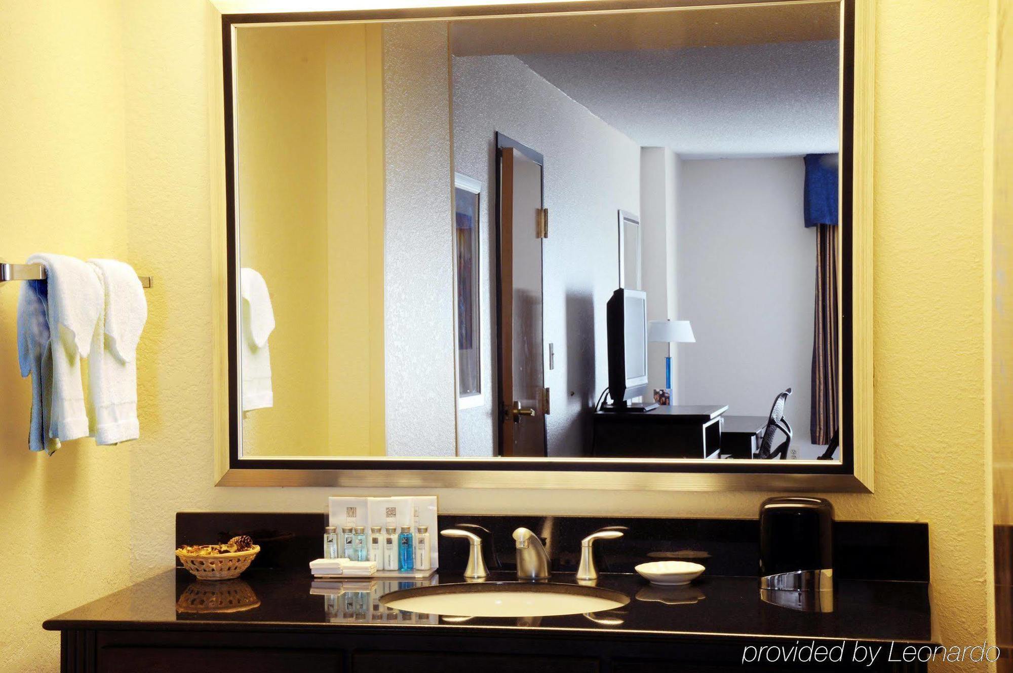 Hampton Inn & Suites Anaheim Garden Grove Room photo
